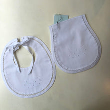 Cargar imagen en el visor de la galería, Set babero y babita bordado rococo blanco
