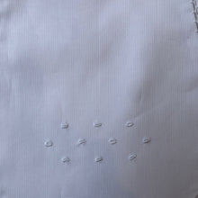 Cargar imagen en el visor de la galería, Set babero y babita bordado rococo blanco

