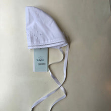 Cargar imagen en el visor de la galería, Capota bordada rococo blanco
