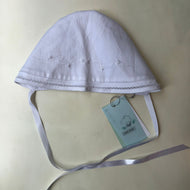 Capota pique bordada y crochet blanco