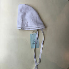 Cargar imagen en el visor de la galería, Capota pique bordada y crochet blanco
