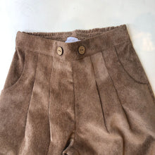 Cargar imagen en el visor de la galería, Pantalón de corduroy bebe color beige
