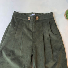 Cargar imagen en el visor de la galería, Pantalon de corduroy bebe color verde
