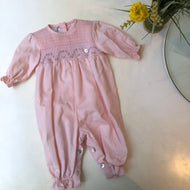 Enterizo villela rosado con panal de abeja y bordado