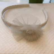 Vincha pompom con tull color ivory