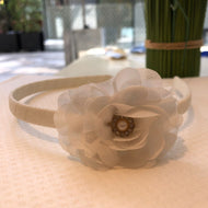 Vincha ivory con rosa con pétalos y strass