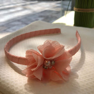 Vincha melón con flor de pétalos y strass