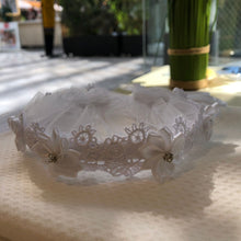 Cargar imagen en el visor de la galería, Corona con flores y tull blanco-ivory t/u
