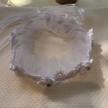 Cargar imagen en el visor de la galería, Corona con flores y tull blanco-ivory t/u
