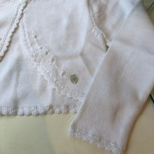 Cargar imagen en el visor de la galería, Bolero tejido blanco manga larga con bordado rosas
