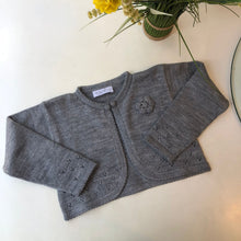 Cargar imagen en el visor de la galería, Bolero manga larga c/rosita en pecho gris
