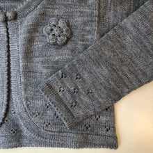 Cargar imagen en el visor de la galería, Bolero manga larga c/rosita en pecho gris
