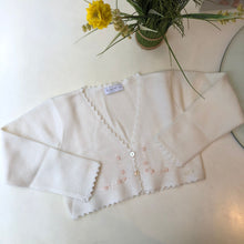Cargar imagen en el visor de la galería, Bolero de dos botones, escote v, bordado a mano de rositas, color ivory
