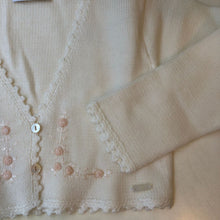 Cargar imagen en el visor de la galería, Bolero de dos botones, escote v, bordado a mano de rositas, color ivory
