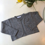 Bolero manga larga c/rosita en pecho gris