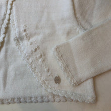 Cargar imagen en el visor de la galería, Bolero tejido ivory manga larga con bordado rosas
