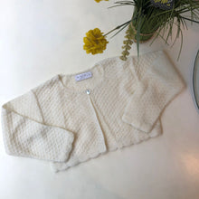 Cargar imagen en el visor de la galería, Bolero tejido 01 boton baby rabit ivory
