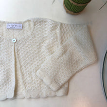 Cargar imagen en el visor de la galería, Bolero tejido 01 boton baby rabit ivory
