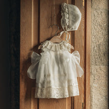 Cargar imagen en el visor de la galería, Vestido bautizo lozos organza marfil Pili Carrera

