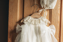 Cargar imagen en el visor de la galería, Vestido bautizo lozos organza marfil Pili Carrera
