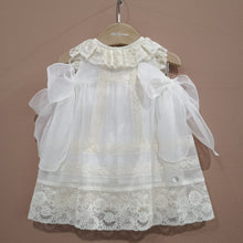 Cargar imagen en el visor de la galería, Vestido bautizo lozos organza marfil Pili Carrera
