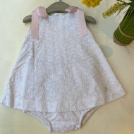Vestido lazo rosa +braga blanco Pili Carrera