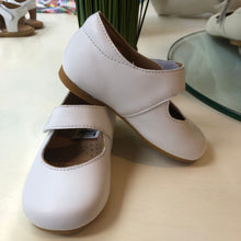 Cargar imagen en el visor de la galería, Zapato bebas bordado con suela pega pega blanco
