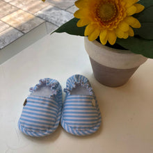 Cargar imagen en el visor de la galería, Zapato de tela celeste rayas
