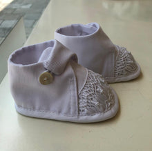 Cargar imagen en el visor de la galería, Zapato smock blanco con boton bordado a mano
