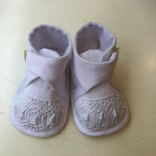 Cargar imagen en el visor de la galería, Zapato smock blanco con boton bordado a mano
