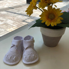 Cargar imagen en el visor de la galería, Zapato smock blanco con boton bordado a mano
