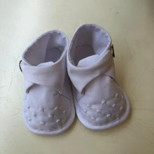 Cargar imagen en el visor de la galería, Zapato pique blanco con bordado puntos y boton
