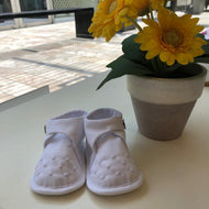 Zapato pique blanco con bordado puntos y boton