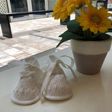 Cargar imagen en el visor de la galería, Zapato smock ivory tela lisa bordado a mano
