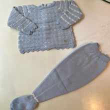 Cargar imagen en el visor de la galería, Ajuar calado celeste marfil 2 pzs Pili Carrera
