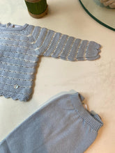 Cargar imagen en el visor de la galería, Ajuar calado celeste marfil 2 pzs Pili Carrera
