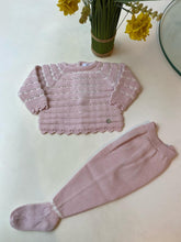 Cargar imagen en el visor de la galería, Ajuar calado rosa marfil 2 pzs Pili Carrera
