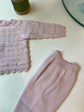 Cargar imagen en el visor de la galería, Ajuar calado rosa marfil 2 pzs Pili Carrera
