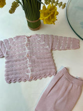 Cargar imagen en el visor de la galería, Ajuar calado rosa marfil 2 pzs Pili Carrera
