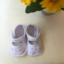 Cargar imagen en el visor de la galería, Zapato pique bordado de flores
