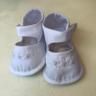 Zapato pique bordado de flores