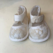 Cargar imagen en el visor de la galería, Zapato bordado encaje beba ivory
