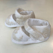 Cargar imagen en el visor de la galería, Zapato bordado encaje beba ivory
