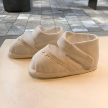 Cargar imagen en el visor de la galería, Zapato beba con bordado a mano color ivory
