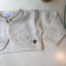 Cargar imagen en el visor de la galería, Bolero ivory cuello redondo con 2 botones en escote color ivory
