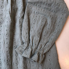 Cargar imagen en el visor de la galería, Blusa broderie verde seco
