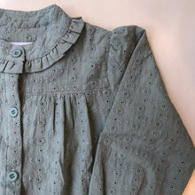 Cargar imagen en el visor de la galería, Blusa broderie verde seco
