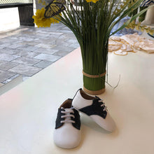 Cargar imagen en el visor de la galería, Zapato bebe blanco/azul con suela de cuero
