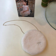 Cargar imagen en el visor de la galería, Bolso peluche tono ivory
