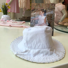 Cargar imagen en el visor de la galería, Gorro reversible en color celeste con blanco de pique
